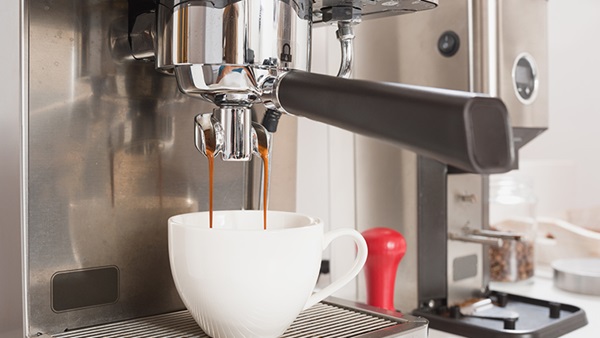 Een kop koffie zetten met een espressomachine met piston